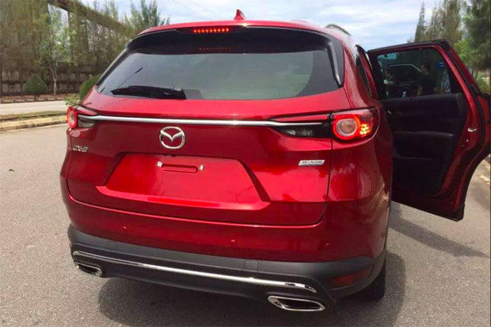 Được biết, Mazda CX-8 tại Việt Nam sẽ sử dụng khung gầm liền khối unibody (hay monocosque). Nhờ vậy, xe có khả năng vận hành ổn định và hạn chế rung lắc, chao nghiêng khi hoạt động, đồng thời tăng cường độ cứng cáp thân xe… Hệ thống đèn được trang bị dạng full led.