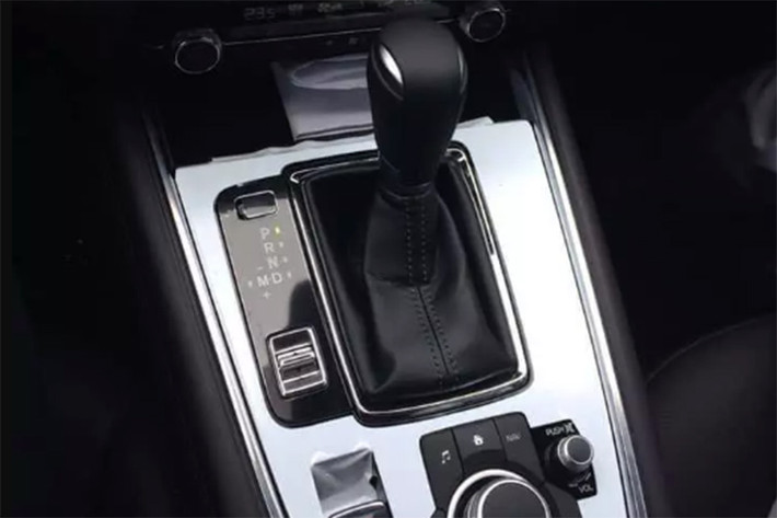 Theo công bố, Mazda CX-8 mới bán tại thị trường Việt Nam sẽ có 3 phiên bản. Tuy nhiên các biến thể này chỉ sử dụng duy nhất khối động cơ máy xăng 4 xi-lanh hút khí tự nhiên SkyActiv-G 2.5L, sản sinh công suất tối đa 192 mã lực tại 6.000 vòng/phút và mô-men xoắn cực đại 257 Nm tại 3.250 vòng/phút. Đi kèm với đó là dẫn động cầu trước kết hợp hộp số tự động 6 cấp SkyActiv-Drive.
