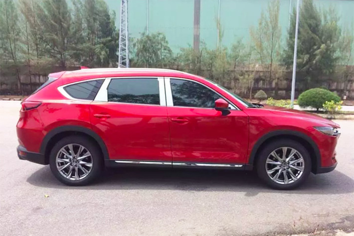Được biết, Mazda CX-8 mới sẽ được lắp ráp trong nước chứ không phải dạng nhập khẩu miễn thuế. Xét về ngoại hình, CX-8 sở hữu thiết kế đẹp mắt đậm chất thể thao với mặt ca lăng cỡ lớn, bao quanh là nẹp crom chữ U nối liền hệ thống đèn led tự động cùng cặp lazang hợp kim 19 inch.
