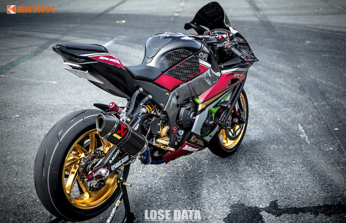 ZX-10R là một trong những mẫu siêu môtô công nghệ cao nhất trên thị trường thế giới hiện nay. Mẫu xe này hiện đang được phân phối chính hãng bởi Kawasaki tại Việt Nam, mức giá cho phiên bản mới nhất của mẫu xe này khoảng hơn 500 triệu đồng (tuỳ từng phiên bản, màu sắc).