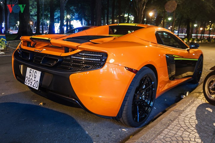 Đèn hậu đặc trưng của Mclaren.
