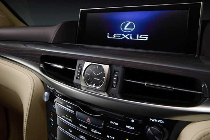 Về trang bị an toàn, LX570 có 10 túi khí, hệ thống kiểm soát hành trình chủ động ở mọi tốc độ, hệ thống kiểm soát điểm mù có chức năng cảnh báo va chạm sau (cùng camera lùi), hệ thống cảnh báo xe chạy chệch làn đường và hệ thống kiểm soát áp suất lốp.