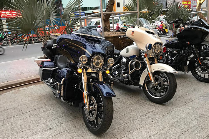 Đức Tào Phớ (tên thật Trần Quang Đức), một biker trẻ tuổi nhưng được đa số giới mộ xe Việt Nam biết tới với kho môtô phân khối lớn hàng khủng cùng chiêu trò độc đáo, không đụng hàng, thu hút dư luận. Anh cũng là người áng lập ra nhóm chơi xe VietGangz Brother Hood - nơi tập kết của những người đam mê môtô độ bánh béo lớn nhất tại Việt Nam.
