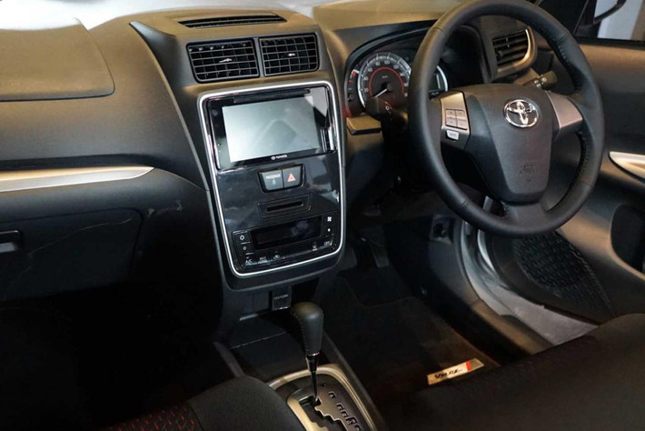 Về trang bị, hãng xe ôtô Toyota bổ sung tính năng mở cửa không cần chìa khóa và gương ngoại thất gập chỉnh điện cho Avanza 2019. Toàn bộ các phiên bản của mẫu MPV cỡ nhỏ này đều có tính năng đèn chờ dẫn đường Follow Me Home và hệ thống âm thanh 6 loa. Ở một số bản, Toyota Avanza 2019 sẽ có thêm cả nút bấm khởi động máy và màn hình cảm ứng dành cho hệ thống thông tin giải trí.