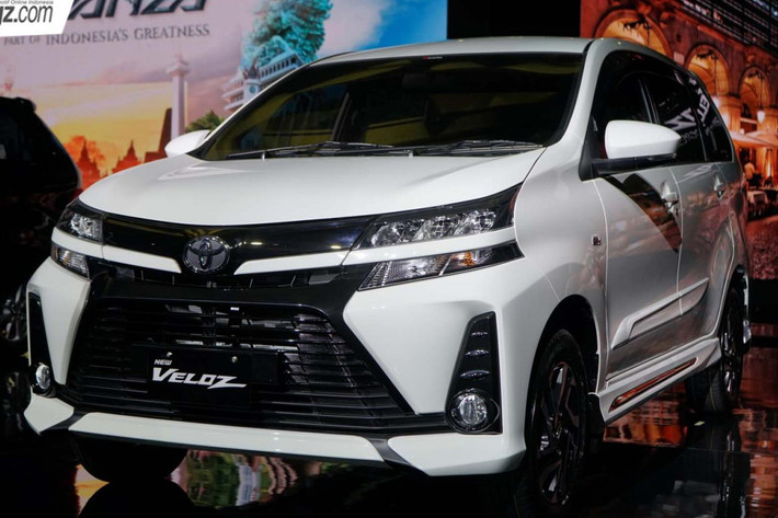 Bước sang phiên bản mới, mẫu MPV Toyota Avanza 2019 không chỉ được nâng cấp về thiết kế mà còn có thêm trang bị hiện đại hơn. Trong đó, sự thay đổi lớn nhất của Toyota Avanza 2019 xuất hiện trên đầu xe. Tại đây, bạn sẽ tìm thấy cản trước mới, tích hợp gọn gàng với lưới tản nhiệt rộng và cao hơn. Chưa hết, trên cản trước còn có hốc đèn sương mù khác biệt so với phiên bản cũ.