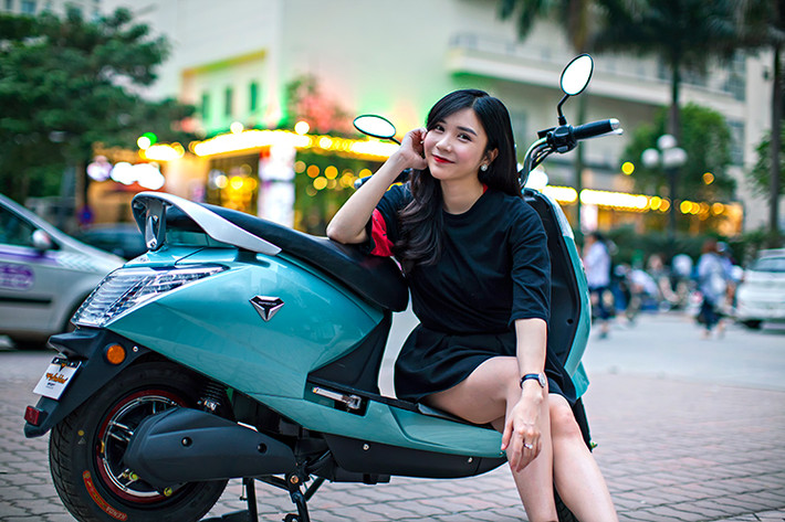 So với đa số những mẫu xe khác trên thị trường, xe máy điện Anbico Diamond (hay còn gọi tên mã Anbico Diamond AP1608) sở hữu kiểu dáng giống như những mẫu xe tay ga chạy xăng truyền thống, cùng với chất lượng hoàn thiện cao hơn. Về tổng thể, xe có thiết kế khá bầu bĩnh, tinh tế và đặc biệt dành cho đa dạng người dùng ở mọi lứa tuổi.
