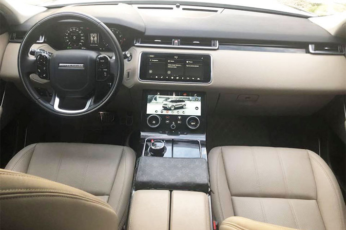Bên trong nội thất của chiếc xe SUV địa hình hạng sang này sở hữu cấu trúc tương tự các dòng xe Range Rover khác, với điểm nhấn là 2 màn hình cảm ứng 10 inch nằm liền nhau theo chiều dọc, bên trên hiển thị thông tin giải trí, còn bên dưới tích hợp thêm 3 nút bấm cơ học để chỉnh điều hòa.