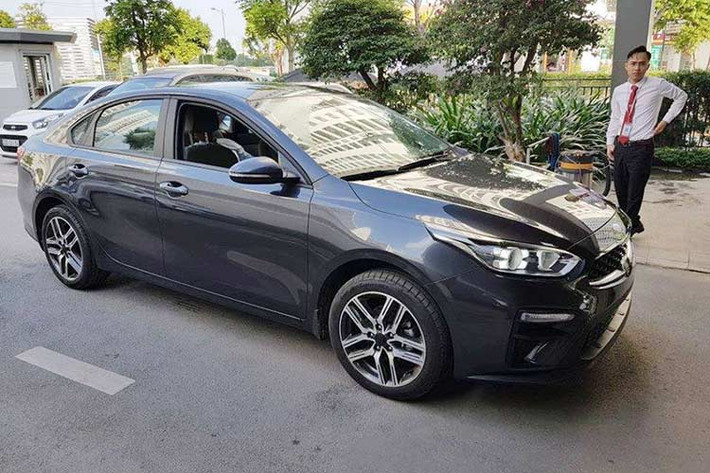 Mới đây, trên mạng xã hội đã xuất hiện những hình ảnh đầu tiên của mẫu sedan cỡ C Kia Cerato thế hệ mới tại một đại lý ở khu vực Hà Nội. Vào thời điểm đó, chiếc Kia Cerato 2019 này vẫn được dán ni-lông kín ở đầu và đuôi xe. Tuy nhiên, đến nay nó đã lộ diện hoàn toàn.