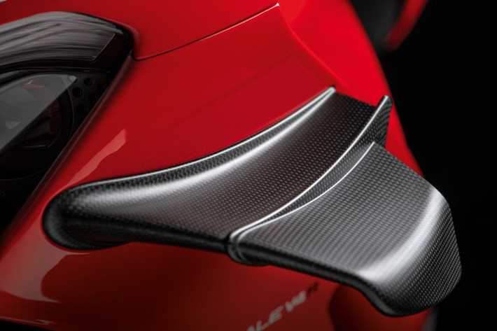 Đây là mức giá khá "chát" đối với một chiếc siêu môtô như Ducati Panigale V4R. Dù vậy, nếu mang ra so sánh với các phiên bản đua của các siêu môtô khác như BMW HP4 Race hay Kawasaki Ninja H2R thì mức giá 40.000 USD của Panigale V4 R vẫn khá dễ chịu.