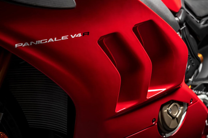 Đắt đỏ nhất hiện tại vẫn là siêu môtô BMW HP4 Race với giá lên đến 80.000 USD (tương đương 1,87 tỷ đồng). Trong khi đó Kawasa Ninja H2R được bán ra với giá 55.000 USD (tương đương 1,28 tỷ đồng).
