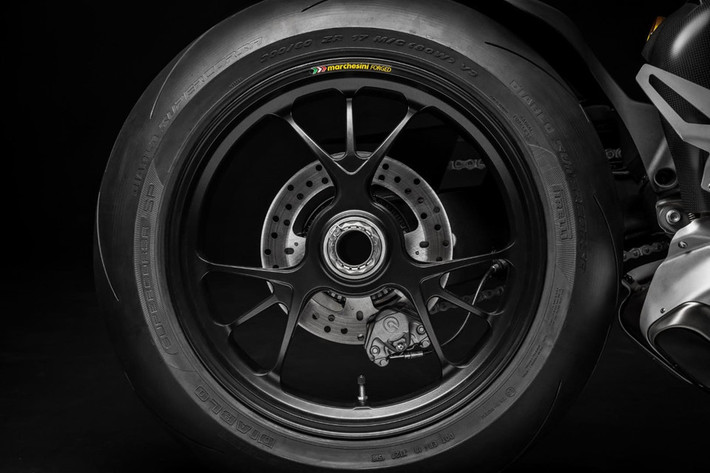 Không dừng lại ở đó, hãng xe máy Ducati còn cung cấp gói phụ kiện nâng cấp sức mạnh như hệ thống ống xả độ, phụ kiện đua và bỏ đi các trang bị thừa như gương chiếu hậu hay pát biển số. Khi được lắp đầy đủ phụ kiện nâng cấp, chiếc Panigale V4R có thể đạt công suất tối đa lên đến 234 mã lực và trọng lượng chỉ còn 165 kg.