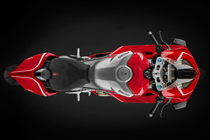 Theo đó, siêu môtô Ducati Panigale V4R 2019 sẽ chính thức được bán ra tại thị trường Mỹ vào năm 2019 với giá 40.000 USD (tương đương 933 triệu đồng). Trong khi đó tại châu Âu, Ducati Panigale V4 cũng sẽ được bán với giá 39.900 EUR (tương đương 1,062 tỷ đồng).