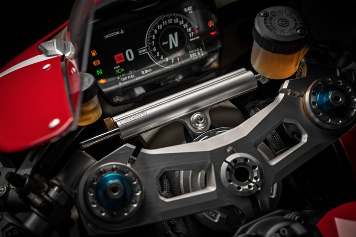 Được xếp vào phiên bản đua nên Ducati Panigale V4R được trang bị khá nhiều "đồ chơi" giúp xe thể hiện được sức mạnh trong trường đua. Đáng chú ý ở mẫu xe này chính là dàn cánh gió ở hai bên yếm xe giúp tăng cường tính khí động học, khiến xe bám đường và ổn định hơn khi chạy ở vận tốc cao. Đây là trang bị mà Panigale V4R được thừa hưởng tử chiếc Desmosedici RR của đội đua Ducati MotoGP.