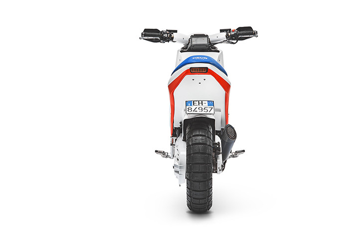 Hệ thống điện và điện tử của mẫu xe tay ga cao cấp Honda X-ADV vô cùng phức tạp nên việc thay đổi chúng gần như là không thể. Thậm chí việc thay đèn xi-nhan và đầu đèn pha mới cũng gặp khó khăn bởi hệ thống không thể nhận diện được những phụ tùng mới được lắp lên xe.