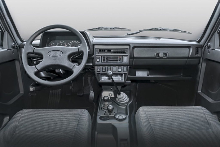 Là một chiếc xe SUV giá rẻ, Niva 4x4 phiên bản 2018 chỉ được hãng xe Lada trang bị những tiện nghi tối thiểu bên trong cabin như điều hoà nhiệt độ, cửa kính điện, dàn âm thanh đơn giản. Thậm chí vô lăng trên xe không có nút bấm tiện ích hay điều khiển...
