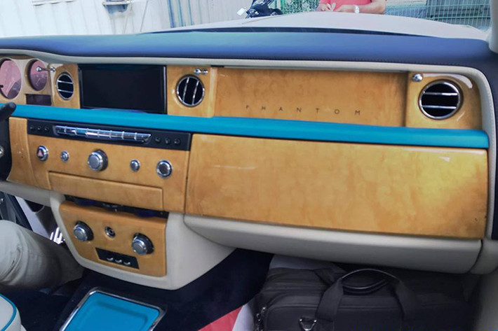 Rolls-Royce Phantom Series II vẫn được trang bị khối động cơ V12, dung tích 6.75 lít, sản sinh công suất tối đa 453 mã lực và mô-men xoắn cực đại đạt 720 Nm. Kết hợp với hộp số tự động 8 cấp, động cơ cho phép chiếc xe siêu sang tăng tốc từ vị trí xuất phát lên 100 km/h chỉ trong khoảng thời gian 5,9 giây trước khi đạt vận tốc tối đa 250 km/h.