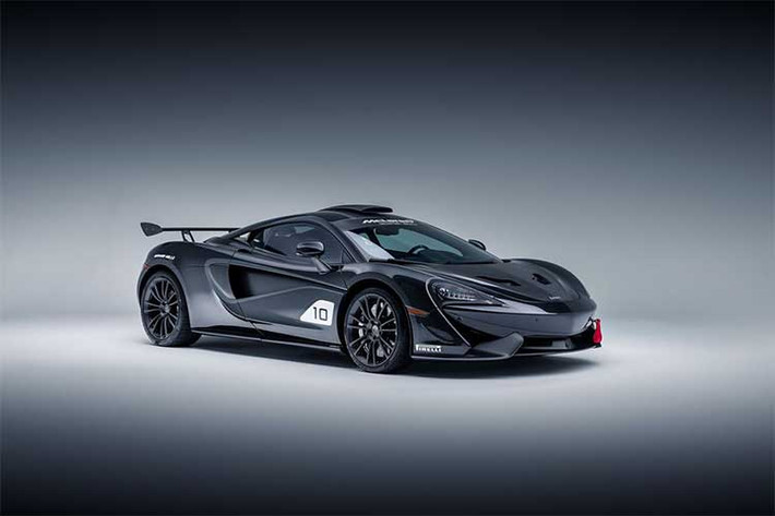 Cùng với đó là tính năng đo khoảng cách từ xa McLaren Telemetry nhờ hệ thống các camera giám sát tiên tiến. Xe vẫn giữ nguyên nhiều trang bị tiện ích dành cho các hoạt động trên đường phố như hệ thống cảm biến hỗ trợ "lùi chuồng", camera nhìn sau hay hệ thống điều hòa không khí.