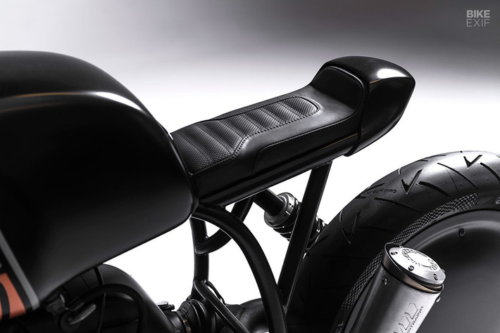 Dự án bắt đầu với một chiếc R80 RT 1992 mới chỉ chạy 25.000 km. Danh tiếng về sự bền bỉ của BMW trong quá khứ đã được chứng minh bằng tình trạng tốt ở động cơ. Cặp đôi chỉ việc tháo rời nó để vệ sinh và sơn lại phần bên ngoài.