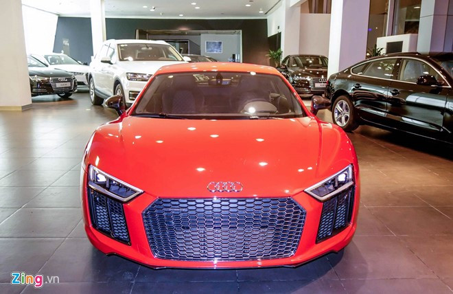 Giữa tháng 4 năm nay, siêu xe Audi R8 V10 Plus đầu tiên được nhập khẩu chính hãng về Việt Nam. So với những chiếc Audi R8 được nhập khẩu trước đây, phiên bản này sử dụng động cơ mạnh nhất, lên tới 602 mã lực, tương đương với động cơ trên siêu xe Lamborghini Huracan.