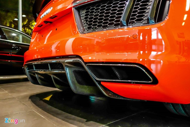 Tiếng động cơ tương tự Lamborghini Huracan bởi hai mẫu xe này đều hút khí tự nhiên.