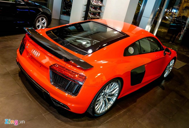 Trọng lượng không tải của R8 V10 Plus là 1.630 kg. Tốc độ tối đa 330 km/h.