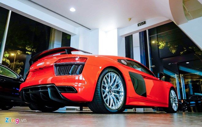 R8 V10 Plus có giá cơ sở tại Mỹ 191.000 USD. Giá trị xe tại Việt Nam vẫn chưa được công bố.