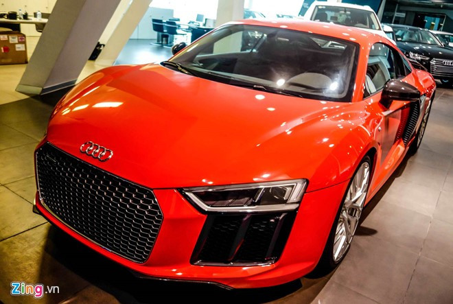 Thế hệ đầu tiên của Audi R8 xuất hiện năm 2007 đã thay đổi hoàn toàn quan niệm về siêu xe. R8 2007 là siêu xe trang bị hệ dẫn động bốn bánh, động cơ V8, 4.2 lít, hút khí tự nhiên, công suất tối đa 420 mã lực. Tuy nhiên phiên bản này bị những người đam mê tốc độ cho rằng chưa đủ mạnh để trở thành siêu xe. R8 V10 được bổ sung sau đó vài năm.