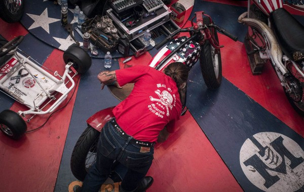 Tay lái stunt Charlie Ransom đến từ American Motor Drome chuẩn bị cho chiếc xe để tham gia trình diễn tại “Bức tường của Cái chết”. Đây là một bức tường lớn, hình trụ và có đường kính khoảng 9 m. Những tay lái sẽ phô diễn những kỹ thuật và các pha nhào lộn trên bức tường này.