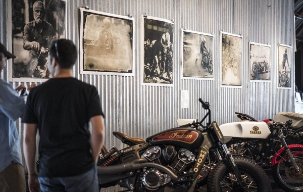 Tintype (hay còn gọi là ảnh in trên thiếc) là một thể loại ảnh sử dụng chất liệu khá độc đáo. Tại triển lãm xe thủ công năm nay có sự góp mặt của một khu trưng bày thể loại ảnh này, được chụp bởi Paul d’Orlean – người điều hành trang blog về môtô nổi tiếng: Vintagent.