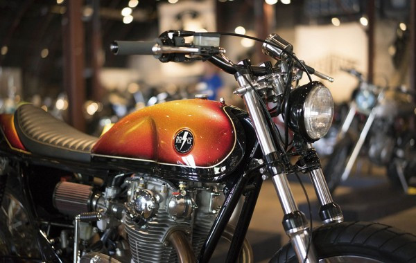 Một chiếc Yamaha XS650 độ bởi Health Reed đến từ River Rat Cycles. Yamaha chế tạo mẫu xe này từ năm 1968 đến năm 1979, và tại thời điểm nó trình làng thì đây là mẫu xe có động cơ đỉnh cao nhất trong phân khúc.