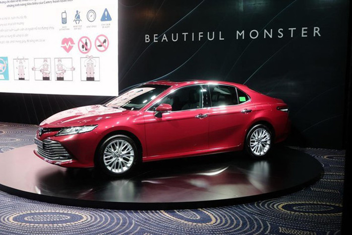 Thay vì 3 phiên bản như ở thế hệ cũ từng lắp rắp và vẫn đang bán ra tại Việt Nam, Toyota Camry 2019 nhập khẩu từ Thái Lan về Việt Nam sẽ chỉ được phân phối ra thị trường với 2 phiên bản 2.0G và 2.5Q, đi kèm mức giá mới cao hơn một chút so với trước đây.