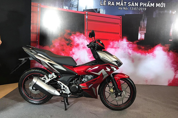 Thiết kế mới của Honda Winner X thể hiện rõ nét nhất ở ngoại hình được trau chuốt tỉ mỉ tới từng chi tiết, nó dựa trên nền tảng của những mẫu siêu xe thể thao nhằm thể hiện chất nam tính khỏe khoắn đầy cuốn hút đặc trưng của phân khúc này. Theo đại diện Honda Việt Nam cho hay, Winner X mới được điều chỉnh để tạo nên sự linh hoạt khi cầm lái và dẫn dắt khách hàng đến với những đỉnh cao của cảm xúc.