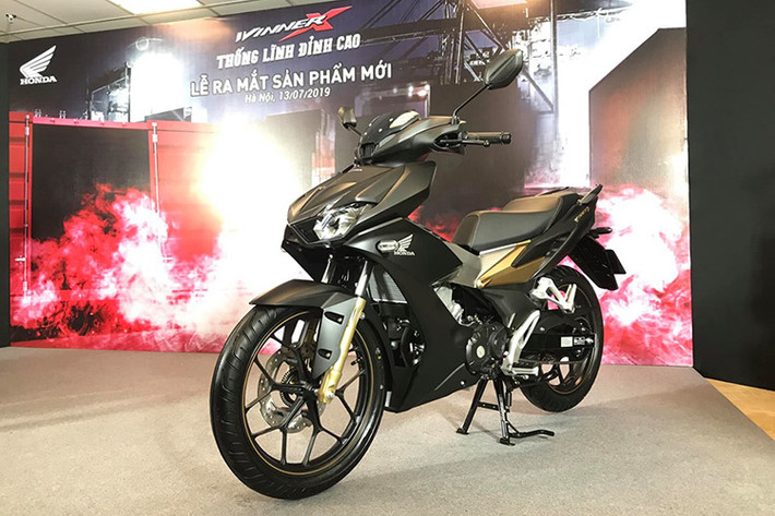 Theo thông báo từ HVN, giá xe Honda Winner X mới sẽ được phân phối 3 phiên bản gồm: bản thể thao ABS, Camo ABS, bản đen mờ ABS và dao động từ 45,9 đến 49,5 triệu đồng. Như vậy, so với thế hệ cũ, giá bán các phiên bản Winner X mới cao hơn từ 400 ngàn đồng đến 3 triệu đồng. Đây sẽ là đối thủ đáng gờm của Yamaha Exciter.