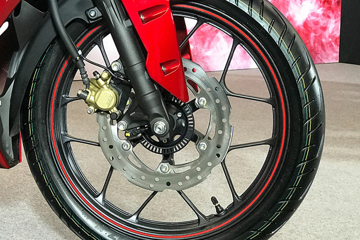 Honda Winner X mới cũng là mẫu xe đầu tiên ở phân khúc xe côn tay thể thao cỡ nhỏ tại Việt Nam sử dụng hệ thống chống bó cứng phanh ABS cho bánh trước – tạo sự cạnh tranh rõ nét với đối thủ Yamaha Exciter. Trên mẫu xe mới hày, Honda Việt Nam cũng đã trang bị cho xe công tắc mở yên tích hợp với ổ khóa.