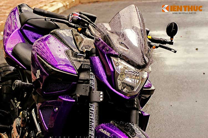 B-King được trang bị kính gió đồ chơi, chống đổ thân xe cùng tặp tay Rizoma hàng hiệu.