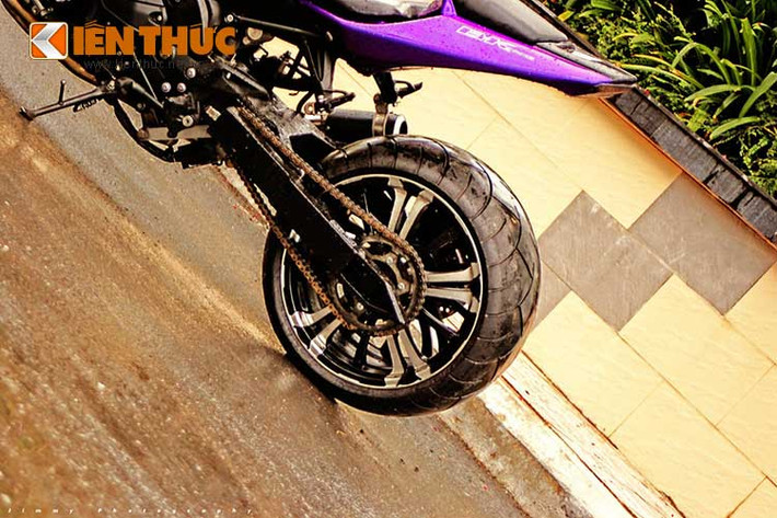 Hệ thống gắp sau được kéo dài kết hợp cùng bánh sau size khủng.