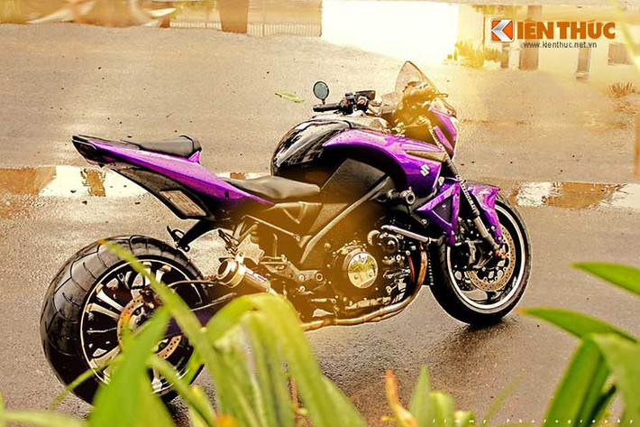 Nhìn từ xa, khó có thể nhận ra đây là chiếc Suzuki B-King cơ bắp mang động cơ 1340cc.