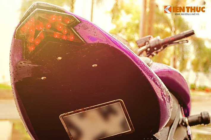 Đèn hậu cũng được độ từ Kawasaki Z800.