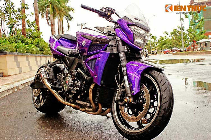 B-King lột xác với trong bộ cánh mang màu tím mộng mơ, cùng hệ thống gắp sau kéo dài kết hợp cùng bánh sau size khủng.