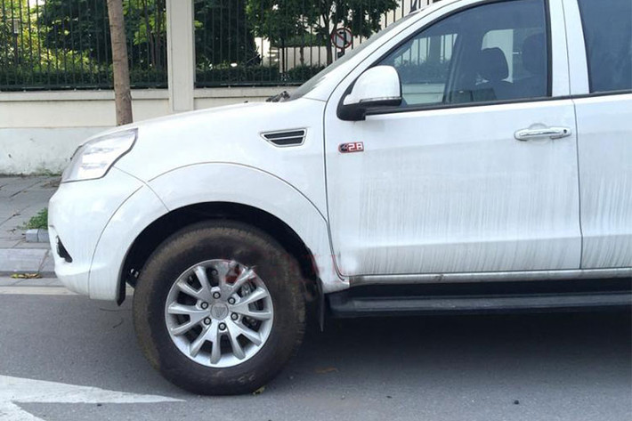 Chiều dài tổng thể của Foton Tunland so với "vua bán tải" Ford Ranger Wildtrak cao cấp nhất ngắn hơn 45 mm, trong khi chiều dài cơ sở ngắn hơn 115 mm. Tuy nhiên, kích thước chiều rộng lại hơn 20 mm và chiều cao hơn hẳn 22 mm. Xe sở hữu bộ lốp kích cỡ 265/65R17 kèm vành đa chấu có kích cỡ 17 inch, gương chiếu hậu tích hợp đèn báo rẽ.
