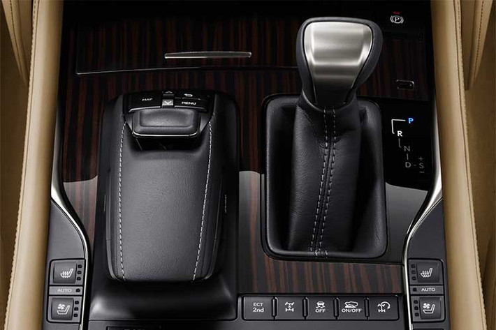 Việc LX570 đang được giảm giá mạnh tại thị trường Malaysia, được xem như động thái dọn đường cho thế hệ mới của mẫu xe này chuẩn bị ra mắt. Phiên bản mới của mẫu SUV cỡ lớn này vừa chính thức trình làng tại Triển lãm ôtô Los Angeles 2017 với thêm bản 5 chỗ.