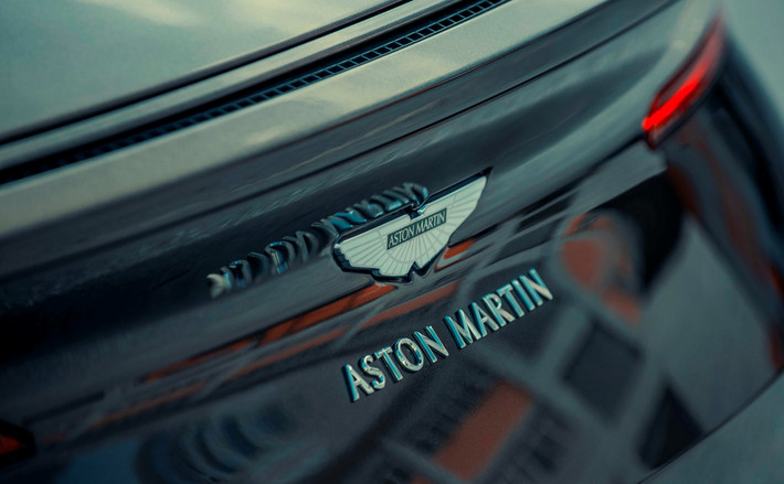 Aston Martin DB11 V8 sở hữu động cơ V8, tăng áp kép, dung tích 4.0 lít do AMG sản xuất. Động cơ sản sinh công suất 503 mã lực, mô-men xoắn cực đại 675 Nm, sức mạnh được truyền tới hai bánh sau qua hộp số tự động ZF 8 cấp. Siêu xe “James Bond” này có khả năng tăng tốc ấn tượng đạt 100 km/h sau 3.9 giây và tốc độ tối đa là 301 km/h.