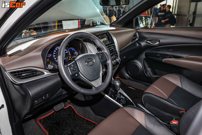 Bên trong Toyota Yaris Crossover 2019, chúng ta có thể nhận ra sự hiện diện của mặt táp-lô, một phần mặt cửa và ghế màu nâu, tương phản với những khu vực màu đen còn lại. Có vẻ như trang bị của Toyota Yaris Crossover 2019 chẳng khác gì so với Yaris Hatchback thông thường.