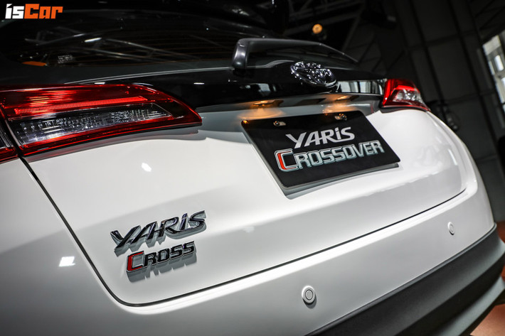 Đằng sau Toyota Yaris Crossover 2019 không hề có tấm ốp bảo vệ gầm màu bạc như Yaris Cross ở thị trường Nam Phi. Cản sau của Toyota Yaris Crossover 2019 chỉ đơn giản được sơn màu đen tuyền. Để làm mới phần đuôi xe của Yaris Crossover 2019, hãng xe ôtô Toyota dùng đến ăng-ten hình vây cá và cánh gió mui màu đen.