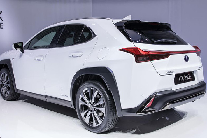Hệ dẫn động 4 bánh E-Four AWD thế hệ mới cũng đem lại khả năng vận hành ưu việt cho UX 250h. Nhờ động cơ điện bố trí ở trục sau, lực kéo được phân chia giữa các bánh trước và sau một cách tự động, tối ưu tăng tốc, vào cua hay lái xe trên các bề mặt đường trơn trượt. Khi hệ thống đoán nhận bánh sau mất độ bám, lực kéo tới bánh sau được tăng lên khoảng 80%, ở vận tốc tới 70km/h.