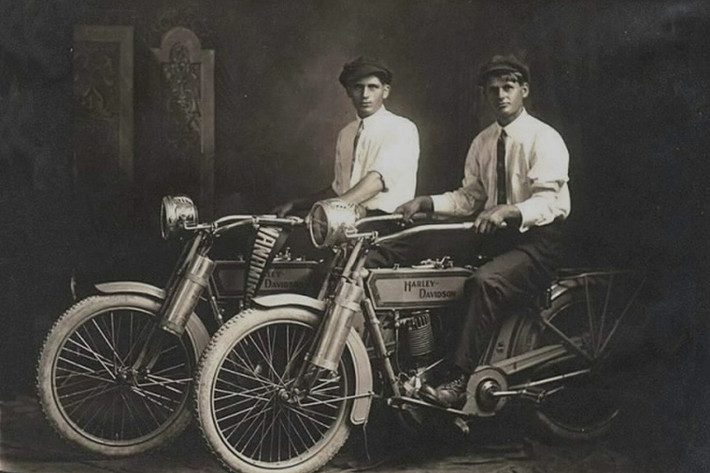 Vào năm 1901, anh đã cùng với một người bạn là Arthur Davidson đã cùng nhau bắt tay vào dự án và sản phẩm ra đời là một chiếc xe đạp máy.