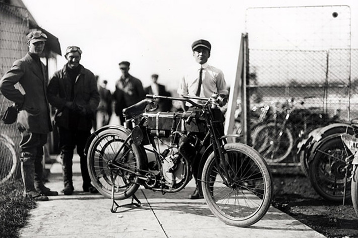 Ít người biết rằng thương hiệu Harley-Davidson nổi tiếng toàn cầu ngày nay đến từ chàng thanh niên William Harley, khi mới 21 tuổi anh đã vạch ra kế hoạch chế tạo động cơ 116cc để lắp vào chiếc xe đạp.