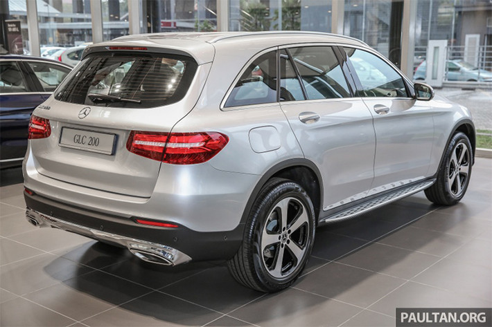 Trên phiên bản Mercedes-Benz GLC 200 mới này, xe sở hữu ít trang bị ở các ngoại thất lẫn nội thất hơn so với GLC 250 4Matic. Loạt phụ kiện AMG cũng không xuất hiện trên GLC 200.