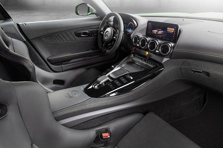 Kiểu dáng của Mercedes-AMG GT 2020 được sửa đổi chủ yếu ở đuôi xe, điển hình là nắp ống xả được thiết kế lại tích hợp trong bộ khuếch tán màu đen mới. Trong khi đó, nội thất cũng có một vài tinh chỉnh như màn hình kỹ thuật số 12,3 inch hoàn toàn mới sau vô lăng bọc da Nappa đục lỗ và màn hình cảm ứng trung tâm 10,25 inch.