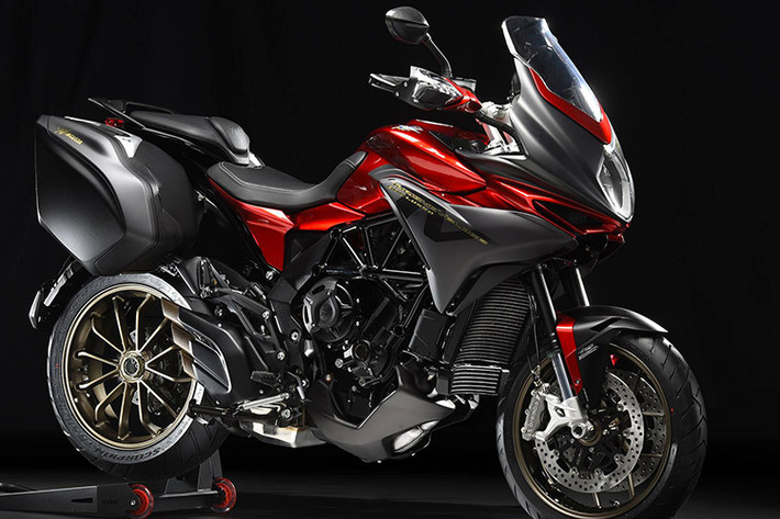 Mẫu Tourer được mong đợi nhất năm của hãng xe Ý sẽ được bán với 4 phiên bản bao gồm Standard, Lusso, Lusso SCS và RC SCS. Trong đó "SCS" là viết tắt của "Hệ thống ly hợp thông minh" (Smart Clutch System) một công nghệ độc quyền của hãng xe máy MV Agusta cho phép quản lý điện tử của bộ côn tay.